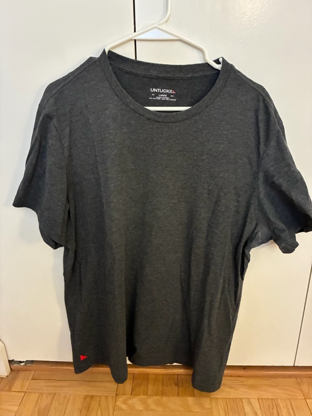 2 UNTUCKit Short Sleeve Crew Tee in Charcoal and Black - Picture 2 of 9